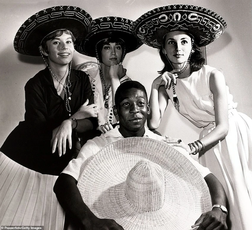 Pele chụp ảnh cùng ba người phụ nữ đội mũ rộng vành kiểu Mexico vào tháng 3-1961. ẢNH: GETTY Pele chụp ảnh cùng ba người phụ nữ đội mũ rộng vành kiểu Mexico vào tháng 3-1961. ẢNH: GETTY