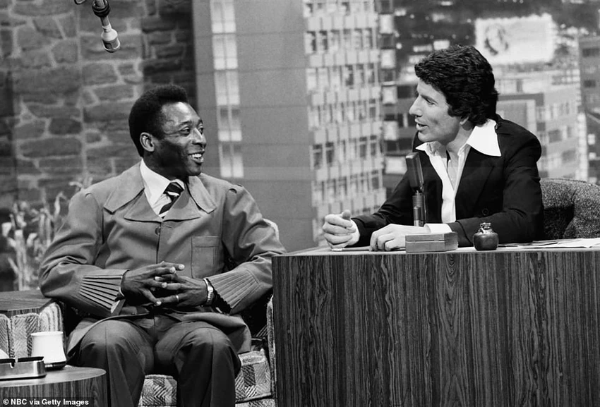 Sau khi đến Cosmos, Pele nói chuyện với Bert Convy trong chương trình The Tonight Show with Johnny Carson vào tháng 7-1975. ẢNH: GETTY Sau khi đến Cosmos, Pele nói chuyện với Bert Convy trong chương trình The Tonight Show with Johnny Carson vào tháng 7-1975. ẢNH: GETTY