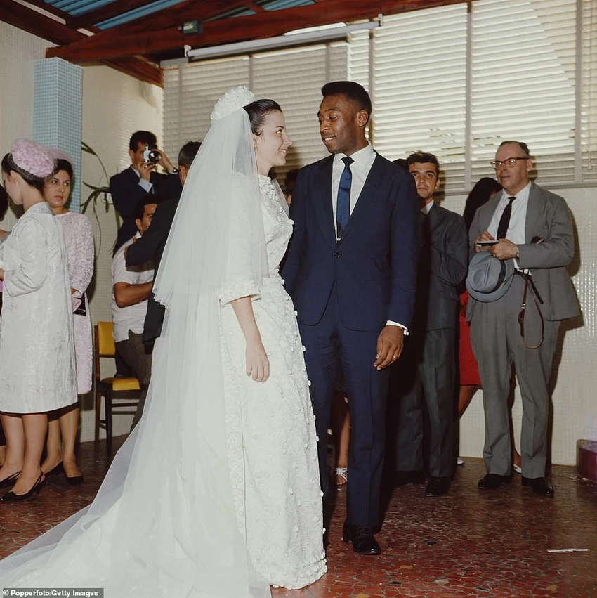 Pele trong lễ cưới với người vợ đầu tiên là Rosemeri dos Reis Cholbi vào năm 1966. Pele có 3 người vợ. ẢNH: GETTY Pele trong lễ cưới với người vợ đầu tiên là Rosemeri dos Reis Cholbi vào năm 1966. Pele có 3 người vợ. ẢNH: GETTY