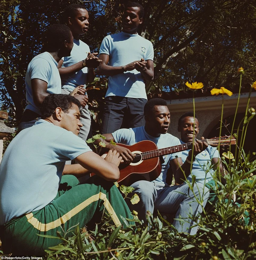 Trước khi lên đường sang Anh dự World Cup 1966, Pele chơi guitar giữa các đồng đội ở tuyển Brazil. ẢNH: GETTY Trước khi lên đường sang Anh dự World Cup 1966, Pele chơi guitar giữa các đồng đội ở tuyển Brazil. ẢNH: GETTY