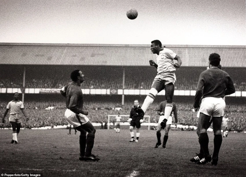 Pele bật cao đánh đầu trong trận Brazil thua Bồ Đào Nha tại Goodison Park (Liverpool, Anh). ẢNH: GETTY Pele bật cao đánh đầu trong trận Brazil thua Bồ Đào Nha tại Goodison Park (Liverpool, Anh). ẢNH: GETTY