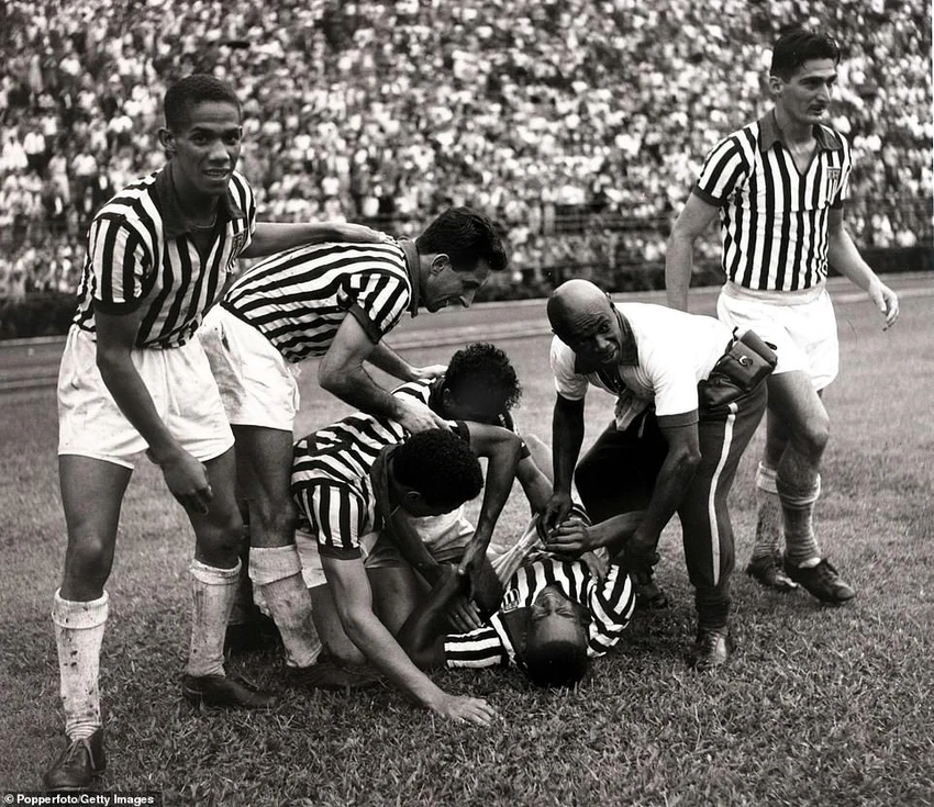 Pele nằm sân đau đớn sau khi bị Pernambuco phạm lỗi thô bạo vào năm 1960. ẢNH: GETTY Pele nằm sân đau đớn sau khi bị Pernambuco phạm lỗi thô bạo vào năm 1960. ẢNH: GETTY