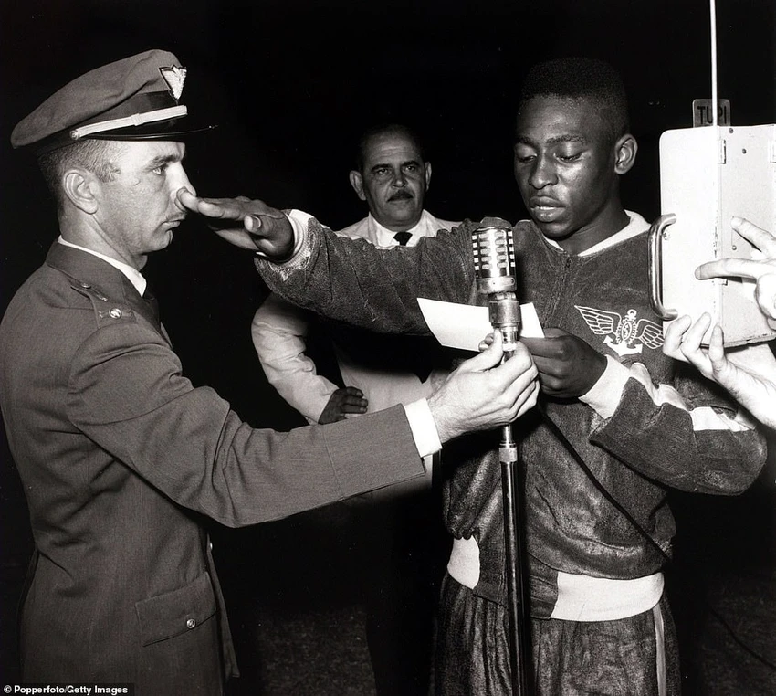 Sau khi trở về Brazil từ World Cup 1958, Pele nhập ngũ. Đây là hình ảnh ông đọc lời tuyên thệ. ẢNH: GETTY Sau khi trở về Brazil từ World Cup 1958, Pele nhập ngũ. Đây là hình ảnh ông đọc lời tuyên thệ. ẢNH: GETTY