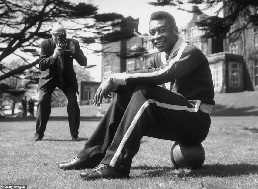Trước trận đấu với Anh vào tháng 5-1963, Pele tận hưởng cảnh đẹp tại khách sạn Selsdon Park ở Croydon. ẢNH: GETTY Trước trận đấu với Anh vào tháng 5-1963, Pele tận hưởng cảnh đẹp tại khách sạn Selsdon Park ở Croydon. ẢNH: GETTY