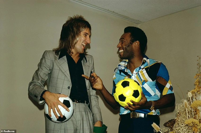 Pele tận hưởng khoảnh khắc với một người bạn, ngôi sao nhạc rock thập niên 70 Rod Stewart, người nổi tiếng là fan của Celtic và Scotland. ẢNH: REDFERNS Pele tận hưởng khoảnh khắc với một người bạn, ngôi sao nhạc rock thập niên 70 Rod Stewart, người nổi tiếng là fan của Celtic và Scotland. ẢNH: REDFERNS