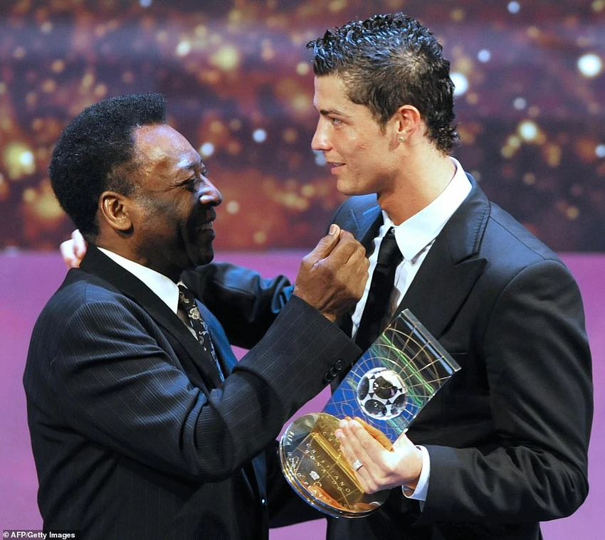 Pele trao giải cầu thủ xuất sắc nhất thế giới năm 2008 của FIFA cho Cristiano Ronaldo. ẢNH: GETTY Pele trao giải cầu thủ xuất sắc nhất thế giới năm 2008 của FIFA cho Cristiano Ronaldo. ẢNH: GETTY