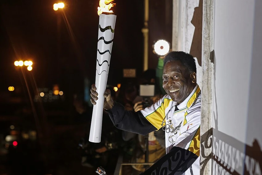 Từng giúp Rio de Janeiro giành quyền đăng cai Thế vận hội 2016, Pele thích thú với việc giương cao ngọn đuốc Olympic. Từng giúp Rio de Janeiro giành quyền đăng cai Thế vận hội 2016, Pele thích thú với việc giương cao ngọn đuốc Olympic.