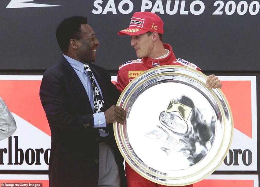 Pele trao chiếc cúp vô địch Grand Prix Brazil 2000 tại Sao Paulo cho huyền thoại F1 Michael Schumacher. ẢNH: GETTY Pele trao chiếc cúp vô địch Grand Prix Brazil 2000 tại Sao Paulo cho huyền thoại F1 Michael Schumacher. ẢNH: GETTY