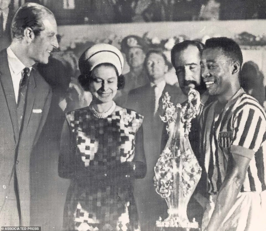 Nữ hoàng Elizabeth và Hoàng thân Philip của Vương quốc Anh trao cúp cho Pele tại Maracana trong chuyến thăm cấp nhà nước tới Brazil và Chile năm 1968. ẢNH: AP Nữ hoàng Elizabeth và Hoàng thân Philip của Vương quốc Anh trao cúp cho Pele tại Maracana trong chuyến thăm cấp nhà nước tới Brazil và Chile năm 1968. ẢNH: AP