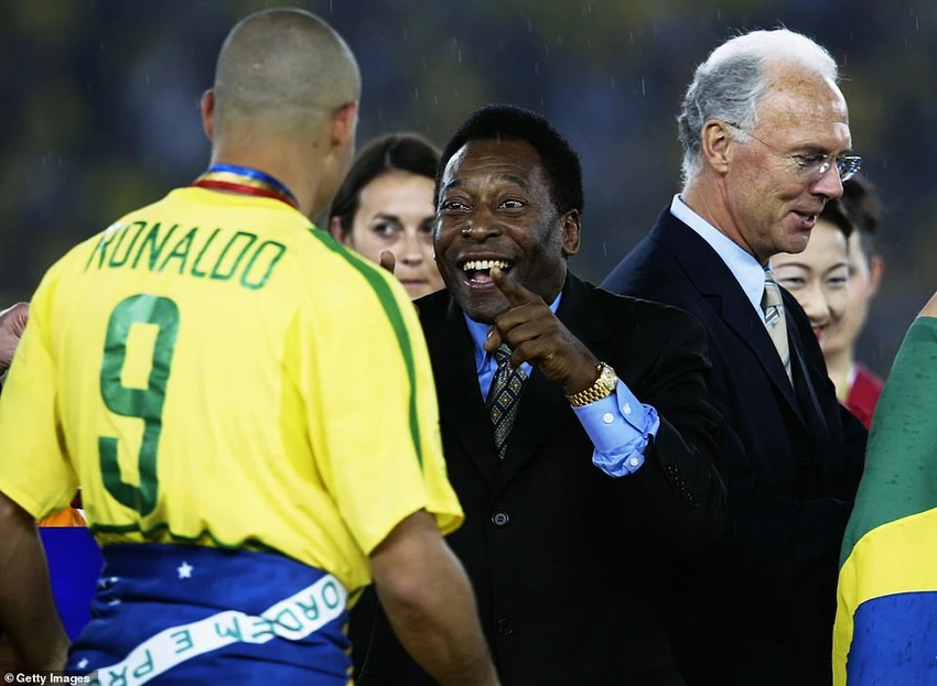 Pele chúc mừng Ronaldo sau khi Brazil vô địch World Cup 2002. ẢNH: GETTY Pele chúc mừng Ronaldo sau khi Brazil vô địch World Cup 2002. ẢNH: GETTY