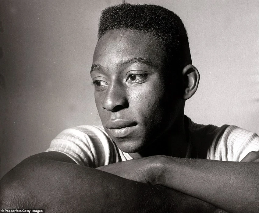 Pele được chụp vào năm 1958, năm ông trở thành siêu sao toàn cầu khi giúp Brazil vô địch World Cup khi mới 17 tuổi. ẢNH: GETTY Pele được chụp vào năm 1958, năm ông trở thành siêu sao toàn cầu khi giúp Brazil vô địch World Cup khi mới 17 tuổi. ẢNH: GETTY
