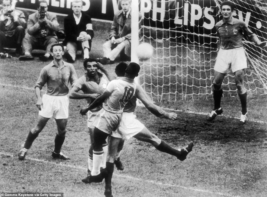 Pele (10) khiến hàng thủ tuyển Pháp không thể chống đỡ và thua Brazil 2-5 ở bán kết World Cup. Pele đã lập hat-trick trong trận đấu này. ẢNH: GETTY Pele (10) khiến hàng thủ tuyển Pháp không thể chống đỡ và thua Brazil 2-5 ở bán kết World Cup. Pele đã lập hat-trick trong trận đấu này. ẢNH: GETTY