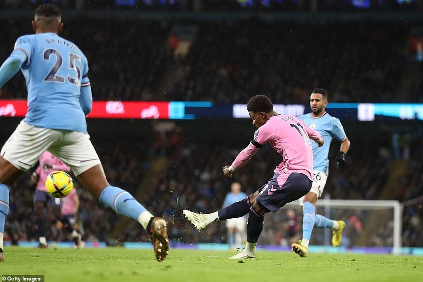 Demarai Gray mang về bàn thắng quý như vàng giúp Everton mang về 1 điểm quan trọng. Ảnh: Getty