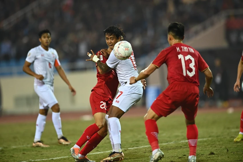 Myanmar gây khó cho Việt Nam trong những phút đầu tiên của trận đấu. ẢNH: HẢI THỊNH Myanmar gây khó cho Việt Nam trong những phút đầu tiên của trận đấu. ẢNH: HẢI THỊNH