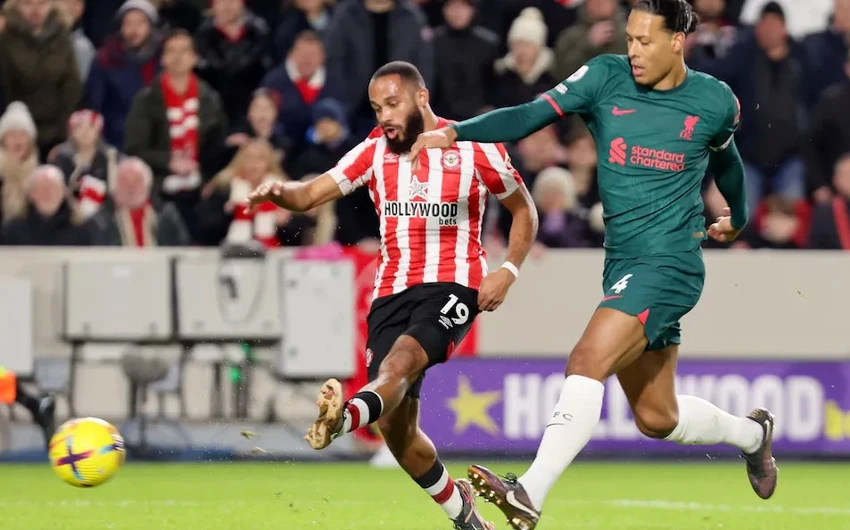 Hàng thủ Liverpool dễ dàng bị Brentford đánh bại trong các pha đối đầu trực tiếp. Ảnh: Getty Hàng thủ Liverpool dễ dàng bị Brentford đánh bại trong các pha đối đầu trực tiếp. Ảnh: Getty