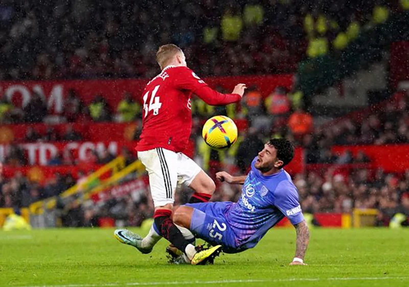 Pha vào bóng kinh hoàng của Senesi nhắm vào De Beek. ẢNH: GETTY Pha vào bóng kinh hoàng của Senesi nhắm vào De Beek. ẢNH: GETTY
