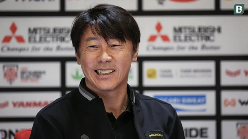 HLV Shin Tae-yong tươi cười vui vẻ trong buổi họp báo. ẢNH: BOLA HLV Shin Tae-yong tươi cười vui vẻ trong buổi họp báo. ẢNH: BOLA