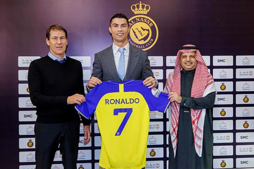 Ronaldo ra mắt áo số 7 tại Al- Nassr. ẢNH: AFP Ronaldo ra mắt áo số 7 tại Al- Nassr. ẢNH: AFP
