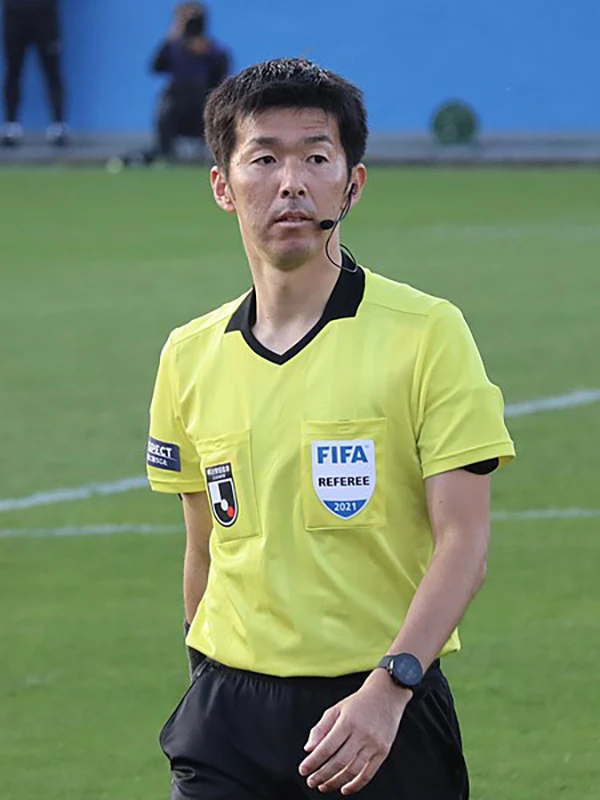 Ông Araki Yusuke sẽ cầm cân nảy mực trận Việt Nam và Indonesia. ẢNH: TWITTER Ông Araki Yusuke sẽ cầm cân nảy mực trận Việt Nam và Indonesia. ẢNH: TWITTER
