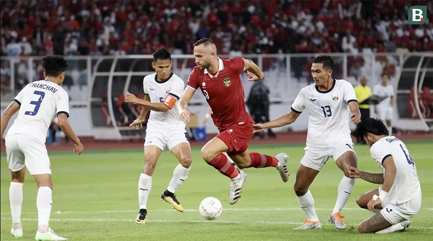 Ilija Spasojevic đi bóng trước vòng vây cầu thủ Campuchia. ẢNH: BOLA Ilija Spasojevic đi bóng trước vòng vây cầu thủ Campuchia. ẢNH: BOLA
