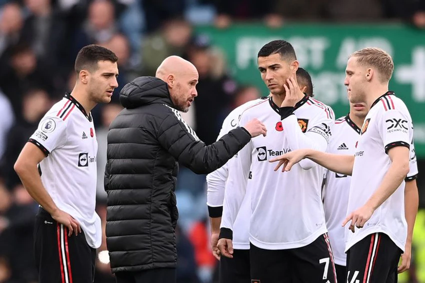 Ronaldo từng khẳng định anh không tôn trọng Ten Hag vì Ten Hag không tôn trọng anh. ẢNH: DAILY STAR