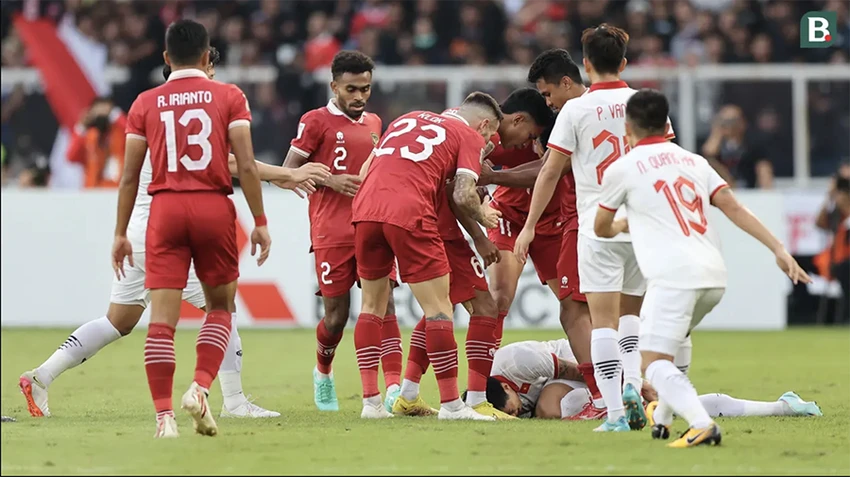 Các cầu thủ Indonesia vây lấy Văn Hậu trong trận bán kết lượt đi. ẢNH: BOLA Các cầu thủ Indonesia vây lấy Văn Hậu trong trận bán kết lượt đi. ẢNH: BOLA