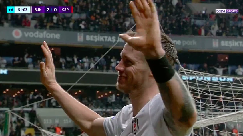 Weghorst đã nói lời chào tạm biệt fan Besiktas. ẢNH: beinSPORTS Weghorst đã nói lời chào tạm biệt fan Besiktas. ẢNH: beinSPORTS