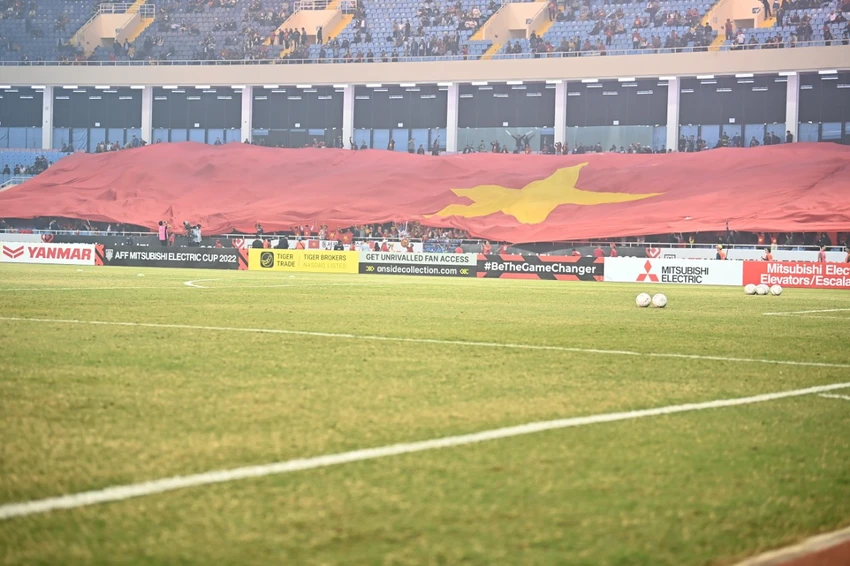 Mặt sân Mỹ Đình trong trận đấu bán kết lượt về AFF Cup 2022 giữa Việt Nam và Indonesia. ẢNH: HẢI THỊNH Mặt sân Mỹ Đình trong trận đấu bán kết lượt về AFF Cup 2022 giữa Việt Nam và Indonesia. ẢNH: HẢI THỊNH