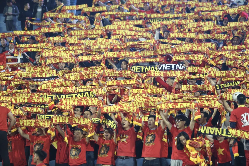 Các CĐV Việt Nam đã tiếp thêm sức mạnh giúp thầy trò HLV Park Hang-seo vào chung kết AFF Cup 2022. ẢNH: HẢI THỊNH Các CĐV Việt Nam đã tiếp thêm sức mạnh giúp thầy trò HLV Park Hang-seo vào chung kết AFF Cup 2022. ẢNH: HẢI THỊNH