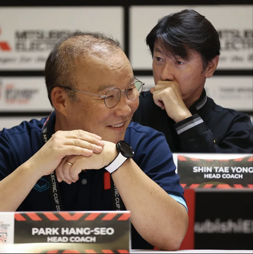 HLV Park Hang-seo và Shin Tae-yong. ẢNH: BOLA HLV Park Hang-seo và Shin Tae-yong. ẢNH: BOLA