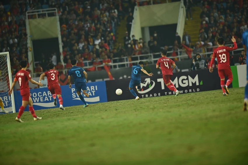 Sarach Yooyen ghi bàn nâng tỉ số lên 2-1 cho Thái Lan. ẢNH: HẢI THỊNH Sarach Yooyen ghi bàn nâng tỉ số lên 2-1 cho Thái Lan. ẢNH: HẢI THỊNH