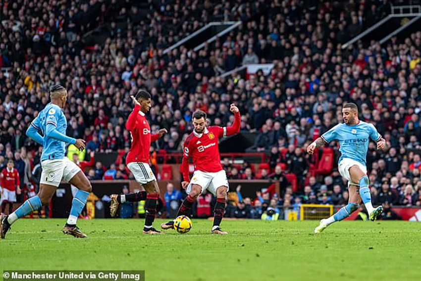 Bàn thắng gỡ hòa đầy tranh cãi của Bruno Fernandes đã mở ra chiến thắng cho Man United trước Man City. ẢNH: GETTY Bàn thắng gỡ hòa đầy tranh cãi của Bruno Fernandes đã mở ra chiến thắng cho Man United trước Man City. ẢNH: GETTY
