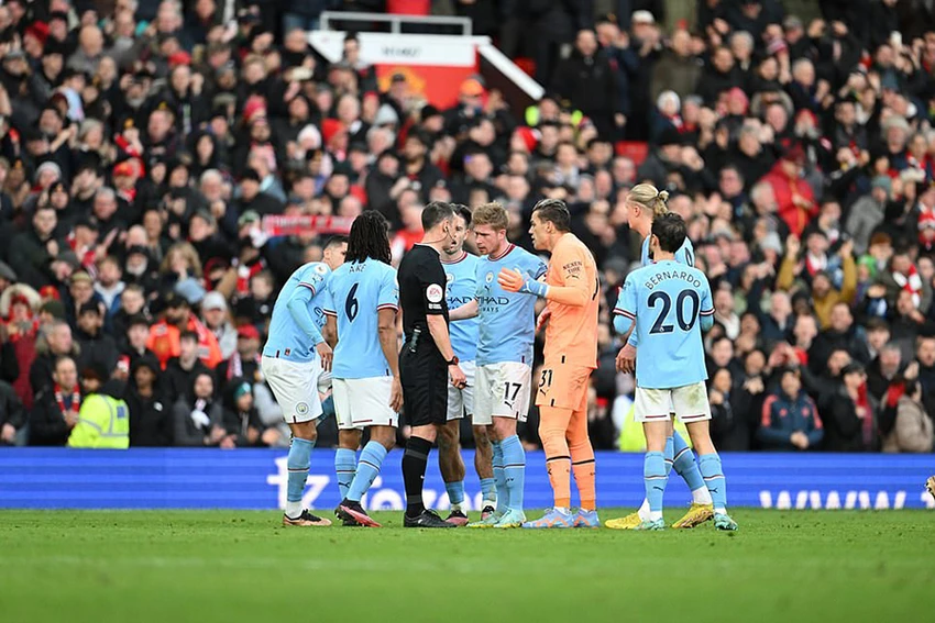 Các cầu thủ Man City phản đối quyết định công nhận bàn thắng của trọng tài. ẢNH: GETTY Các cầu thủ Man City phản đối quyết định công nhận bàn thắng của trọng tài. ẢNH: GETTY