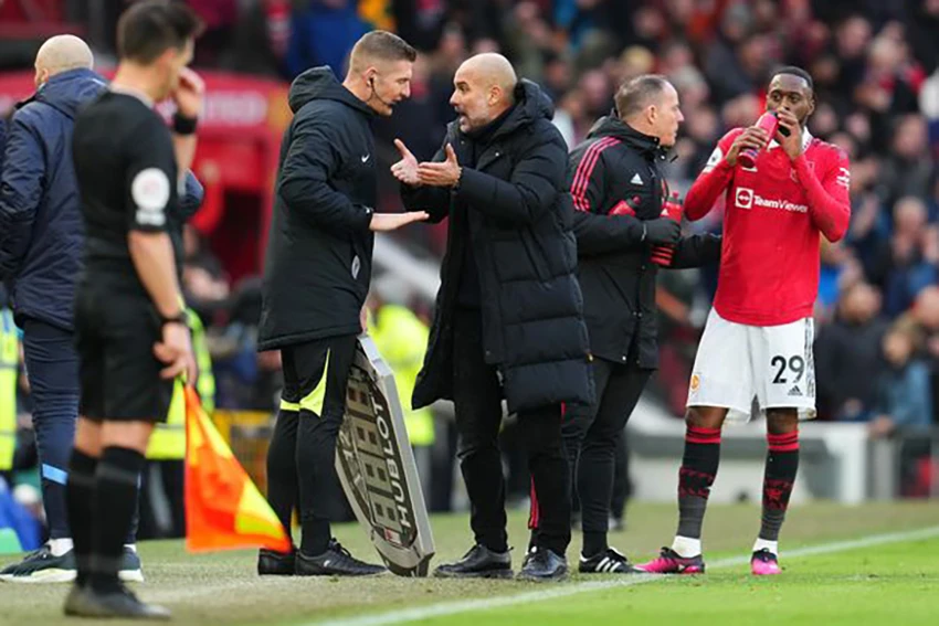 Pep Guardiola cho rằng bầu không khí trên sân Old Trafford đã ảnh hưởng đến quyết định của trọng tài nhưng ông không khiếu nại. ẢNH: GETTY Pep Guardiola cho rằng bầu không khí trên sân Old Trafford đã ảnh hưởng đến quyết định của trọng tài nhưng ông không khiếu nại. ẢNH: GETTY