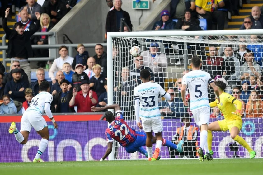 Hàng thủ Chelsea liên tiếp mắc sai lầm trong những trận đấu vừa qua. Ảnh: Getty