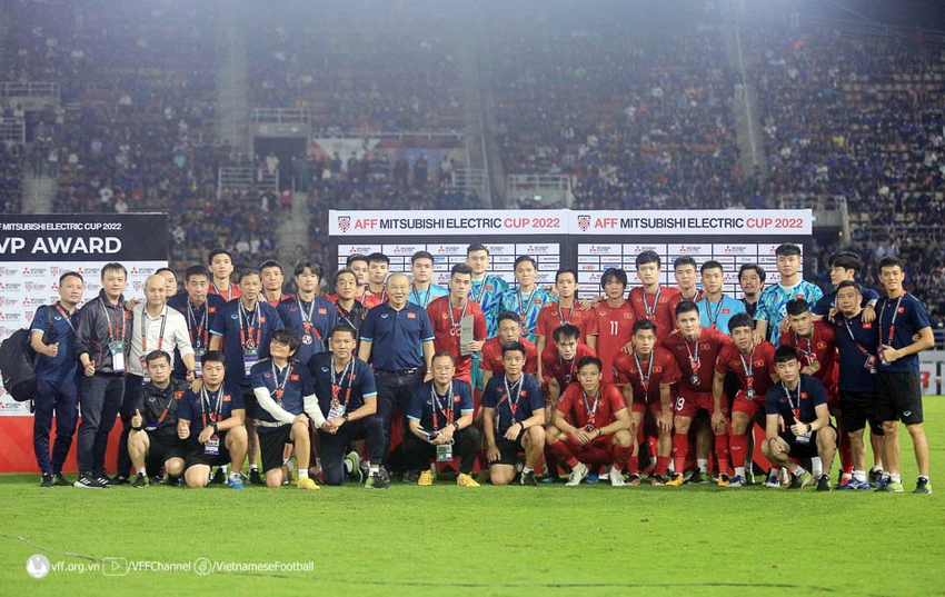 HLV Park Hang-seo và các thành viên đội tuyển chụp ảnh lưu niệm sau AFF Cup 2022. ẢNH: VFF