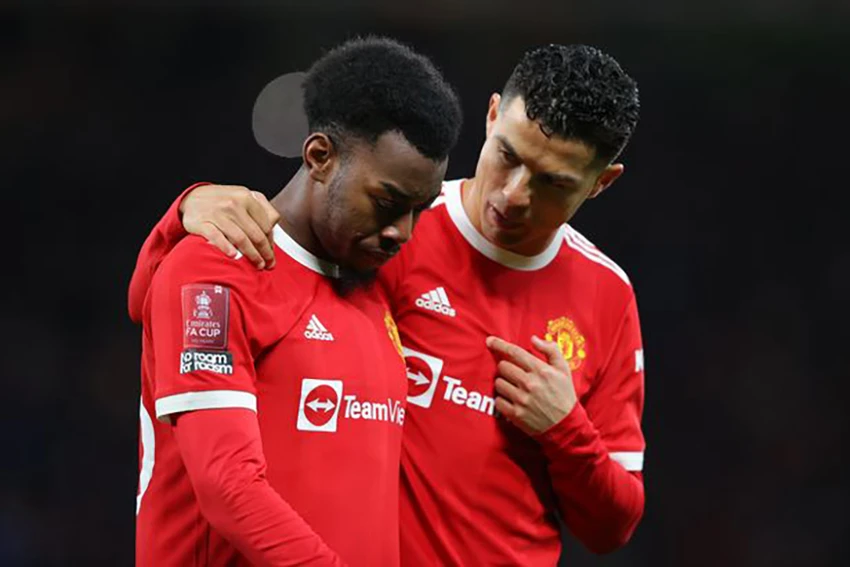 Khi còn ở MU, Ronaldo vẫn giúp đỡ, tư vấn cho các cầu thủ trẻ như Elanga nhưng anh vẫn muốn sắm vai chính trên sân cỏ. ẢNH: GETTY