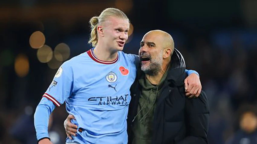 Pep Guardiola yêu cầu các cầu thủ Man City "phục vụ" và dồn bóng cho Haaland nhiều hơn. ẢNH: GETTY