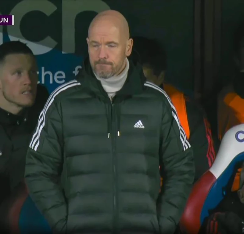 Ten Hag liên tục lắc đầu sau khi Casemiro nhận thẻ vàng. ẢNH: SKY SPORTS Ten Hag liên tục lắc đầu sau khi Casemiro nhận thẻ vàng. ẢNH: SKY SPORTS