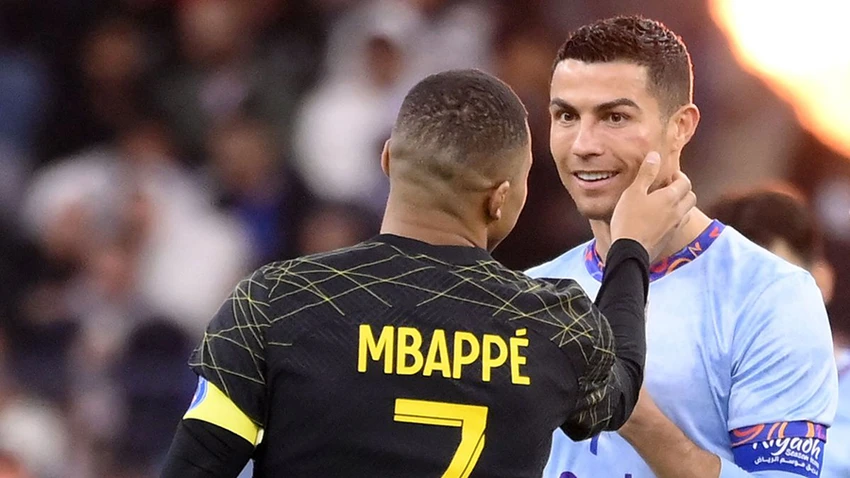 Mbappe xem xét vết đau của thần tượng Ronaldo đầy trìu mến. ẢNH: GETTY, MIRROR Mbappe xem xét vết đau của thần tượng Ronaldo đầy trìu mến. ẢNH: GETTY, MIRROR