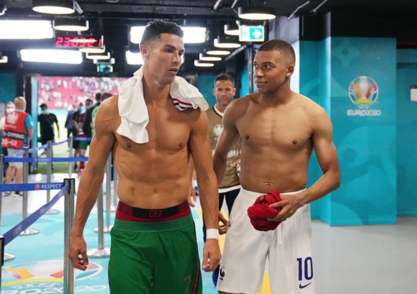 Mbappe nhìn Ronaldo với ánh mắt ngưỡng mộ tại Euro 2020. ẢNH: GETTY Mbappe nhìn Ronaldo với ánh mắt ngưỡng mộ tại Euro 2020. ẢNH: GETTY