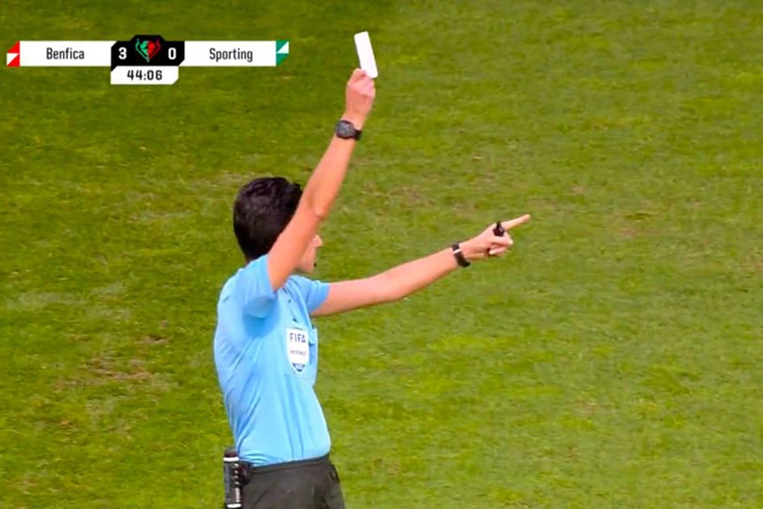 Chiếc thẻ trắng tôn vinh hành động Fair Play trong bóng đá nhưng tạo ra tranh cãi với nhiều ý kiến trái chiều. ẢNH: CANAL 11 Chiếc thẻ trắng tôn vinh hành động Fair Play trong bóng đá nhưng tạo ra tranh cãi với nhiều ý kiến trái chiều. ẢNH: CANAL 11