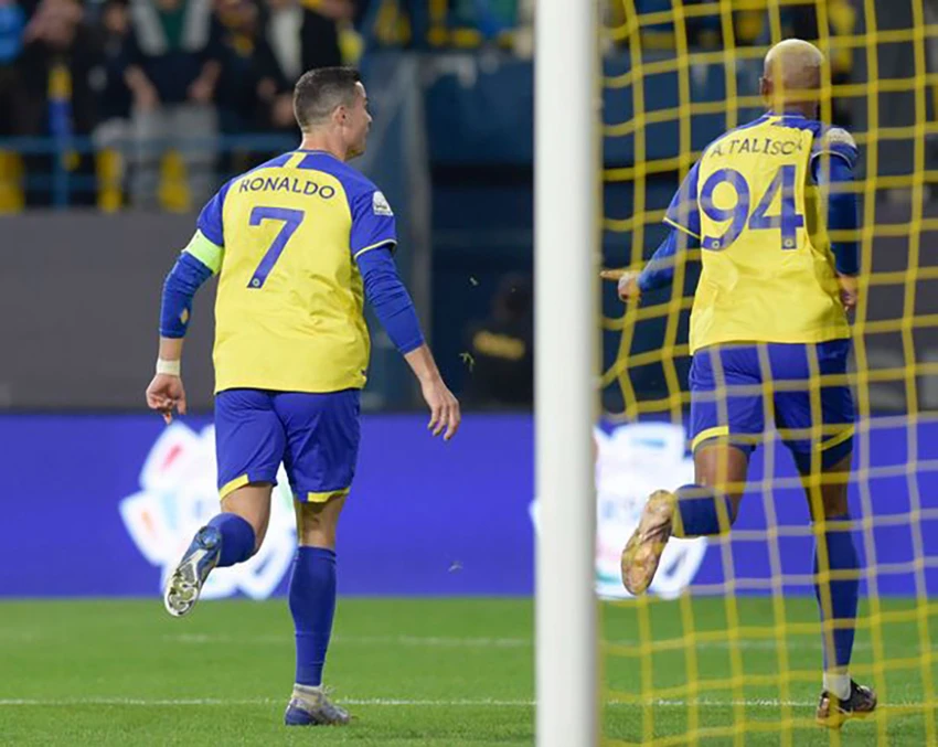 Ronaldo ăn mừng bàn thắng cùng Talisco. ẢNH: GETTY Ronaldo ăn mừng bàn thắng cùng Talisco. ẢNH: GETTY