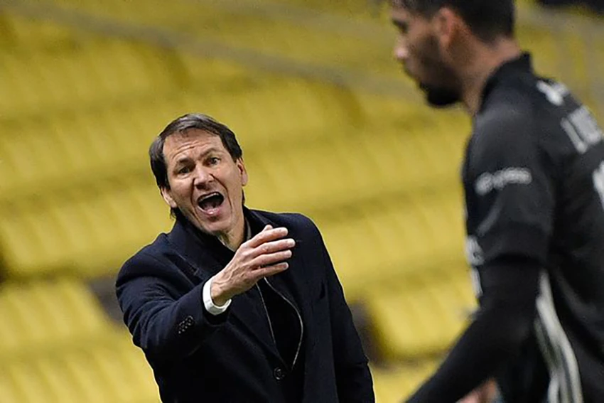 HLV Rudi Garcia yêu cầu các học trò không được dồn bóng cho Ronaldo mọi lúc. ẢNH: GETTY HLV Rudi Garcia yêu cầu các học trò không được dồn bóng cho Ronaldo mọi lúc. ẢNH: GETTY