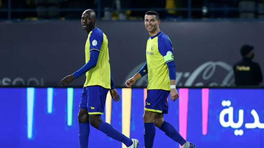 Abudullah Madu vẫn vui vẻ chấp nhận mất băng đội trưởng Al Nassr vào tay Ronaldo. ẢNH: GETTY Abudullah Madu vẫn vui vẻ chấp nhận mất băng đội trưởng Al Nassr vào tay Ronaldo. ẢNH: GETTY