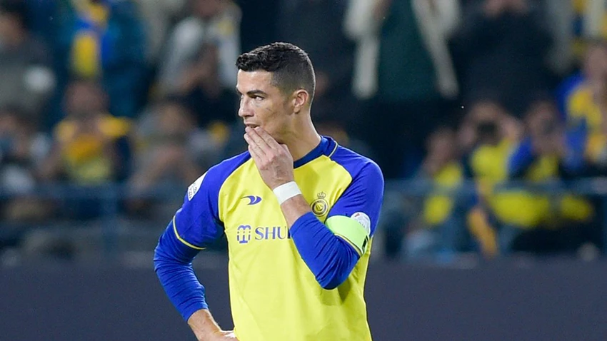Ronaldo đeo băng đội trưởng Al Nassr trong trận ra mắt. ẢNH: GETTY Ronaldo đeo băng đội trưởng Al Nassr trong trận ra mắt. ẢNH: GETTY