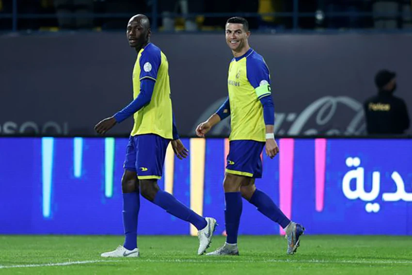 Đội trưởng cũ Abudullah Madu bên cạnh đội trưởng mới Ronaldo trong trận Al Nassr thắng Al Ettifaq 1-0. ẢNH: GETTY