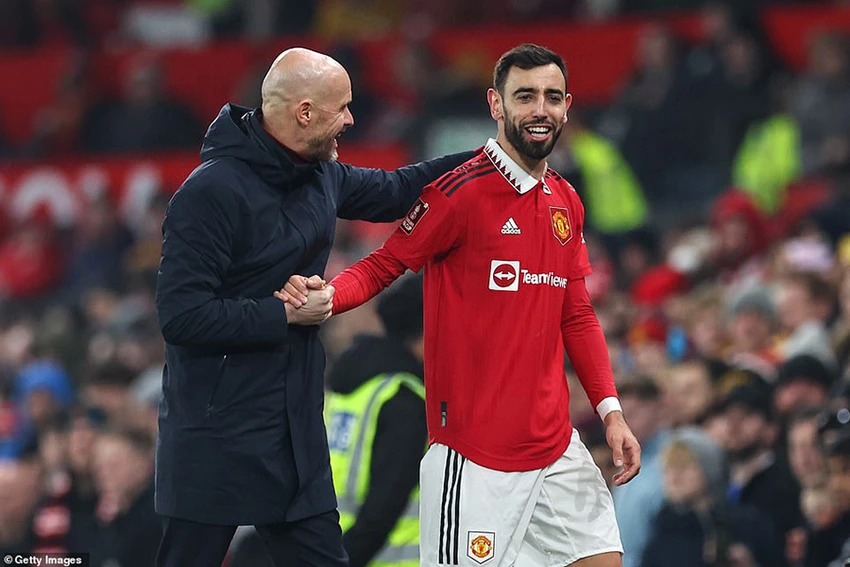 Ten Hag chia sẻ niềm vui chiến thắng với Bruno Fernandes sau trận đấu. ẢNH: GETTY