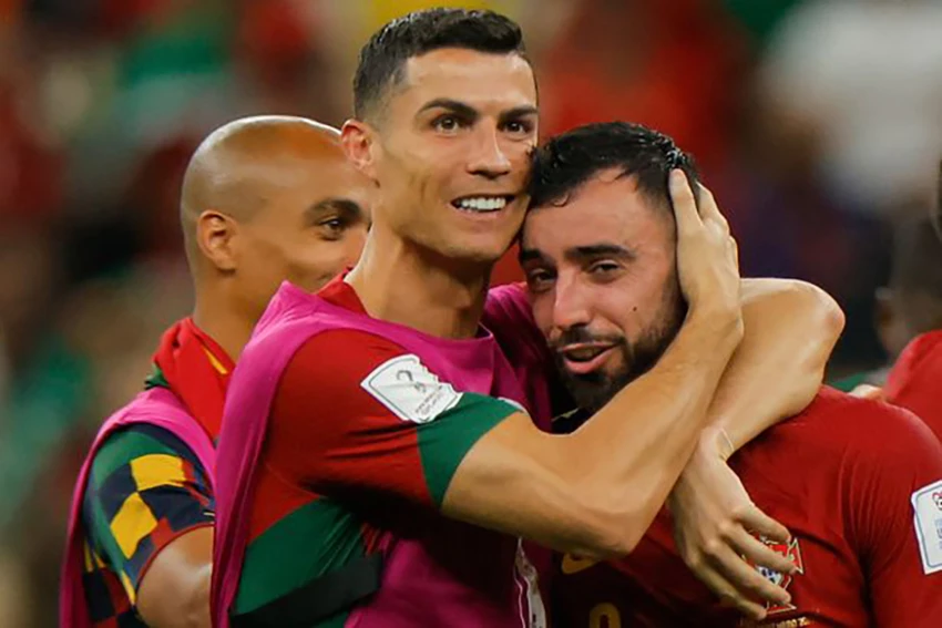 Ronaldo và Bruno Fernandes là đồng đội của nhau trong màu áo tuyển Bồ Đào Nha. ẢNH: GETTY Ronaldo và Bruno Fernandes là đồng đội của nhau trong màu áo tuyển Bồ Đào Nha. ẢNH: GETTY