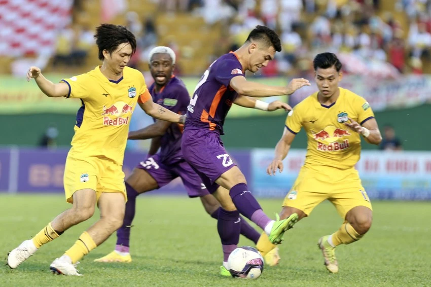 Bầu Đức chấp nhận đền bù hợp đồng cho nhà tài trợ mới và cho HA Gia Lai nghỉ chơi V-League. Ảnh: ANH PHƯƠNG. Bầu Đức chấp nhận đền bù hợp đồng cho nhà tài trợ mới và cho HA Gia Lai nghỉ chơi V-League. Ảnh: ANH PHƯƠNG.